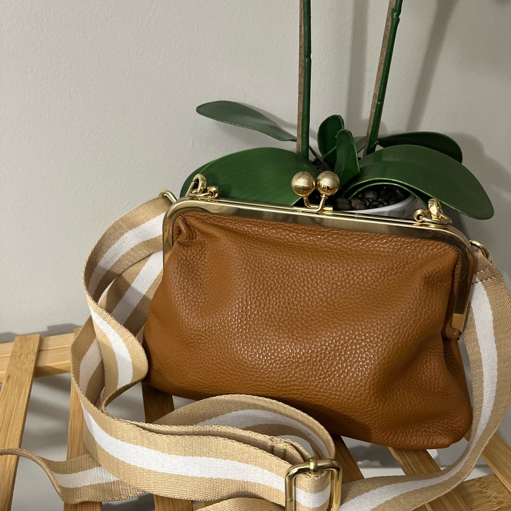 Women’s Tan Leather Kiss-Lock Crossbody Bag - Picture 2 of 3